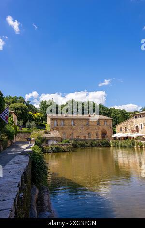 Piscine thermale dans le village de Bagno Vignoni, San Quirico d'Orcia, Sienne, Italie, Europe Banque D'Images