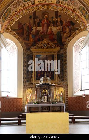 Bad Ischl, haute-Autriche, Autriche. Église paroissiale de Nicolas à Bad Ischl. Maître-autel dans l'église. Presbytère de l'église paroissiale de Bad Ischl - fresques de la dernière Cène (ci-dessus) Banque D'Images