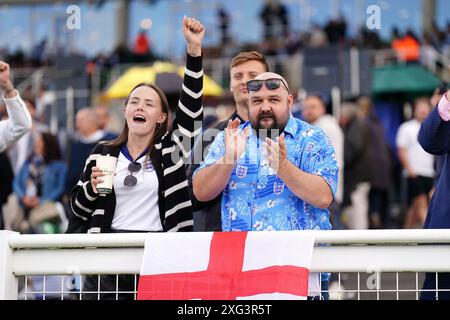 Les supporters anglais à Sandown Park, Esher, lors d'une projection de l'UEFA Euro 2024, match de demi-finale, entre l'Angleterre et la Suisse. Date de la photo : samedi 6 juillet 2024. Voir PA Story SOCCER England. Le crédit photo devrait se lire : Zac Goodwin/PA Wire. RESTRICTIONS : utilisation sujette à restrictions. Utilisation éditoriale uniquement, aucune utilisation commerciale sans le consentement préalable du titulaire des droits. Banque D'Images