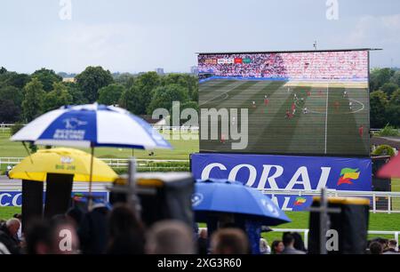 Les supporters anglais à Sandown Park, Esher, lors d'une projection de l'UEFA Euro 2024, match de demi-finale, entre l'Angleterre et la Suisse. Date de la photo : samedi 6 juillet 2024. Voir PA Story SOCCER England. Le crédit photo devrait se lire : Zac Goodwin/PA Wire. RESTRICTIONS : utilisation sujette à restrictions. Utilisation éditoriale uniquement, aucune utilisation commerciale sans le consentement préalable du titulaire des droits. Banque D'Images