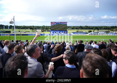 Les supporters anglais à Sandown Park, Esher, lors d'une projection de l'UEFA Euro 2024, match de demi-finale, entre l'Angleterre et la Suisse. Date de la photo : samedi 6 juillet 2024. Voir PA Story SOCCER England. Le crédit photo devrait se lire : Zac Goodwin/PA Wire. RESTRICTIONS : utilisation sujette à restrictions. Utilisation éditoriale uniquement, aucune utilisation commerciale sans le consentement préalable du titulaire des droits. Banque D'Images