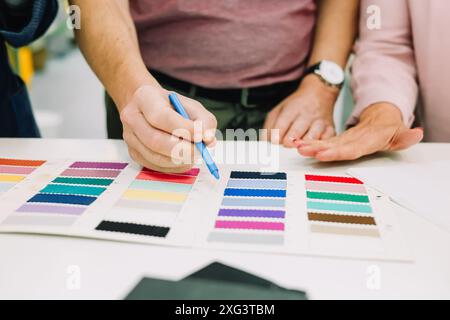 Les gens choisissant la palette de couleurs d'échantillon de tissu Banque D'Images