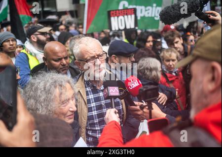 Londres, Royaume-Uni. 6 juillet 2024. Jeremy Corbyn vu à la marche. Des milliers de manifestants pro-palestiniens défilent à Londres pour demander la fin de la guerre à Gaza. Crédit : David Tramontan / Alamy Live News Banque D'Images