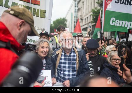 Londres, Royaume-Uni. 6 juillet 2024. Jeremy Corbyn vu à la marche. Des milliers de manifestants pro-palestiniens défilent à Londres pour demander la fin de la guerre à Gaza. Crédit : David Tramontan / Alamy Live News Banque D'Images