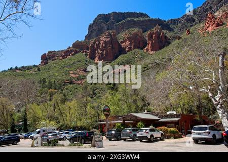 Rustique 1947 Indian Gardens Market sous les formations rocheuses rouges le long du ruisseau de chêne à l'extérieur de Sedona Arizona - avril 2024 Banque D'Images