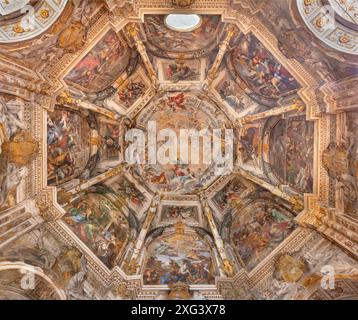 PÉROUSE, ITALIE - 18 MAI 2024 : la coupole avec les fresques baroques de la vie de Paul l'Apôtre dans l'église Chiesa di San Ercolano Banque D'Images