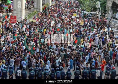 Les étudiants protestent contre la suppression du système de quotas dans les emplois gouvernementaux à Dhaka les étudiants bangladais bloquent l'intersection de Shahbagh, lors d'une manifestation à Dhaka, au Bangladesh, le 6 juillet 2024. Des centaines d’étudiants qui manifestaient sous la bannière du mouvement étudiant anti-discrimination ö ont bloqué l’intersection de Shahbagh dans la capitale Dhaka, exigeant l’annulation du système de quotas dans les emplois gouvernementaux. Dhaka District de Dhaka Bangladesh Copyright : xHabiburxRahmanx Banque D'Images