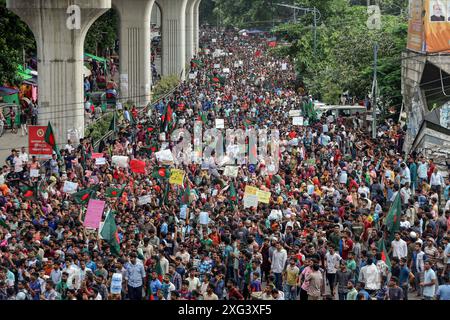 Les étudiants protestent contre la suppression du système de quotas dans les emplois gouvernementaux à Dhaka les étudiants bangladais bloquent l'intersection de Shahbagh, lors d'une manifestation à Dhaka, au Bangladesh, le 6 juillet 2024. Des centaines d’étudiants qui manifestaient sous la bannière du mouvement étudiant anti-discrimination ö ont bloqué l’intersection de Shahbagh dans la capitale Dhaka, exigeant l’annulation du système de quotas dans les emplois gouvernementaux. Dhaka District de Dhaka Bangladesh Copyright : xHabiburxRahmanx Banque D'Images