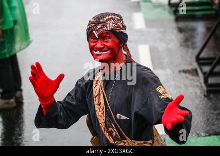 Bandung, Java occidental, Indonésie. 6 juillet 2024. Un interprète participe au défilé culturel Asia Afrika Festival 2024 à Bandung, en Indonésie. (Crédit image : © Algi Febri Sugita/ZUMA Press Wire) USAGE ÉDITORIAL SEULEMENT! Non destiné à UN USAGE commercial ! Banque D'Images