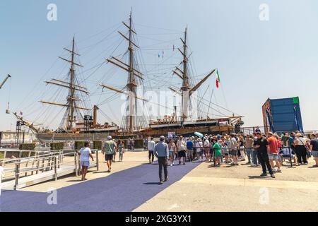 San Pedro, CA, États-Unis – 5 juillet 2024 : la foule attend pour embarquer à bord de l’Amerigo Vespucci, un navire d’entraînement de LA marine italienne, au port de LA à San Pedro, EN CALIFORNIE. Banque D'Images