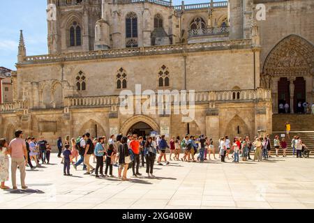 Les gens et les touristes en dehors de la cathédrale de Sainte Marie la vierge dans la plaza Maria dans la ville espagnole de Burgos Espagne Banque D'Images