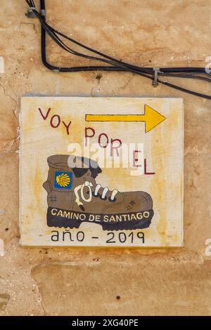 Panneau de signalisation pour le Camino de Santiago sur le mur en passant par le village de Rabe de las Calzadas Castille et Leon au nord de l'Espagne Banque D'Images