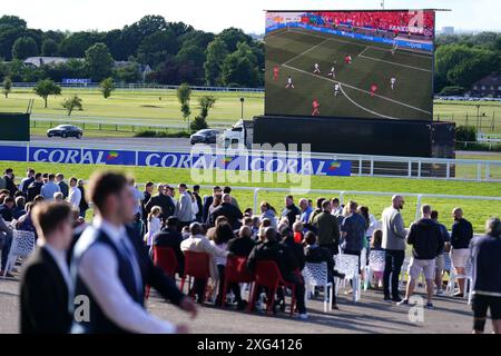 Les supporters anglais à Sandown Park, Esher, lors d'une projection de l'UEFA Euro 2024, match de demi-finale, entre l'Angleterre et la Suisse. Date de la photo : samedi 6 juillet 2024. Voir PA Story SOCCER England. Le crédit photo devrait se lire : Zac Goodwin/PA Wire. RESTRICTIONS : utilisation sujette à restrictions. Utilisation éditoriale uniquement, aucune utilisation commerciale sans le consentement préalable du titulaire des droits. Banque D'Images