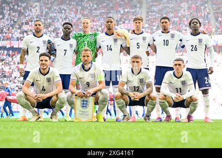 Joueurs d'Angleterre avec Kyle Walker (2) d'Angleterre, Bukayo Saka (7) d'Angleterre, le gardien de but Jordan Pickford (1) d'Angleterre, Ezri Konsa (14) d'Angleterre, John Stones (5) d'Angleterre, Jude Bellingham (10) d'Angleterre, Kobbie Mainoo (26) d'Angleterre, Declan Rice (4) d'Angleterre, Harry Kane (9) d'Angleterre, Kieran Trippier (12 ans), d'Angleterre, et Phil Foden (11 ans), d'Angleterre, posent pour une photo de l'équipe lors d'un match de football entre les équipes nationales d'Angleterre et de Suisse lors d'un quart de finale du tournoi UEFA Euro 2024, le samedi 6 juillet 2024 à Dusseldorf, Allemagne . Photo sportpix | David Banque D'Images
