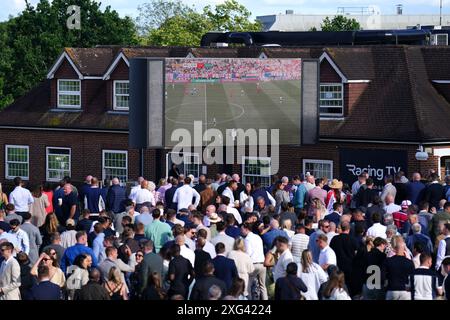 Les supporters anglais à Sandown Park, Esher, lors d'une projection de l'UEFA Euro 2024, match de demi-finale, entre l'Angleterre et la Suisse. Date de la photo : samedi 6 juillet 2024. Voir PA Story SOCCER England. Le crédit photo devrait se lire : Zac Goodwin/PA Wire. RESTRICTIONS : utilisation sujette à restrictions. Utilisation éditoriale uniquement, aucune utilisation commerciale sans le consentement préalable du titulaire des droits. Banque D'Images