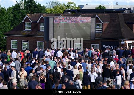 Les supporters anglais à Sandown Park, Esher, lors d'une projection de l'UEFA Euro 2024, match de demi-finale, entre l'Angleterre et la Suisse. Date de la photo : samedi 6 juillet 2024. Voir PA Story SOCCER England. Le crédit photo devrait se lire : Zac Goodwin/PA Wire. RESTRICTIONS : utilisation sujette à restrictions. Utilisation éditoriale uniquement, aucune utilisation commerciale sans le consentement préalable du titulaire des droits. Banque D'Images