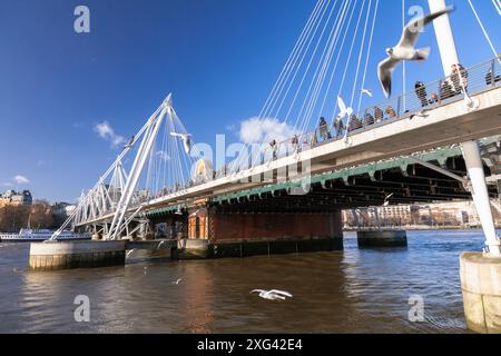 Royaume-Uni, Angleterre, Londres, les passerelles Golden Jubilee et le pont Hungerford Railway Bridge traversant la Tamise Banque D'Images