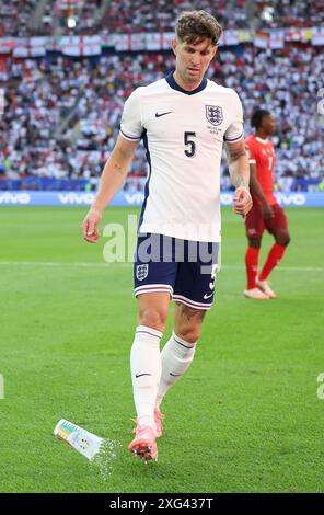 Dusseldorf, Allemagne. 6 juillet 2024. L'Anglais John Stones lance un verre hors du terrain lors du quart de finale des Championnats d'Europe de l'UEFA à Dusseldorf Arena, Dusseldorf. Le crédit photo devrait se lire : Paul Terry/Sportimage crédit : Sportimage Ltd/Alamy Live News Banque D'Images