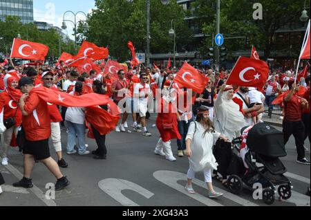 Berlin, Allemagne - 6 juillet 2024 - les fans de football turcs à Kurfürstendamm/Breitscheidplatz avant le match entre la Turquie et les pays-Bas. (Photo de Markku Rainer Peltonen) Banque D'Images