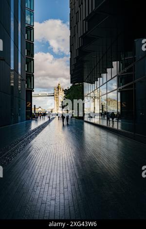Tower Bridge de More London place, Southwark, Londres, SE1, Angleterre, ROYAUME-UNI Banque D'Images