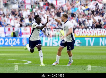 L'Anglais Bukayo Saka (à gauche) célèbre avec Luke Shaw après avoir marqué lors de l'UEFA Euro 2024, quart de finale à la Dusseldorf Arena, en Allemagne. Date de la photo : samedi 6 juillet 2024. Banque D'Images