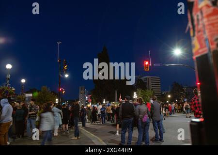 Une foule nombreuse se rassemble près de l'arrière-port de Victoria pour regarder les feux d'artifice célébrant la fête du Canada la nuit, avec vue sur le front de mer et le paysage urbain. Banque D'Images