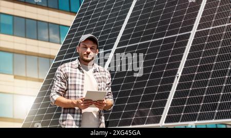 Portrait d'un spécialiste masculin de la maintenance des panneaux solaires. Solution d'énergie solaire pour la ville. Banque D'Images