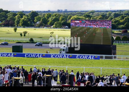 Les supporters anglais à Sandown Park, Esher, lors d'une projection de l'UEFA Euro 2024, match de demi-finale, entre l'Angleterre et la Suisse. Date de la photo : samedi 6 juillet 2024. Voir PA Story SOCCER England. Le crédit photo devrait se lire : Zac Goodwin/PA Wire. RESTRICTIONS : utilisation sujette à restrictions. Utilisation éditoriale uniquement, aucune utilisation commerciale sans le consentement préalable du titulaire des droits. Banque D'Images