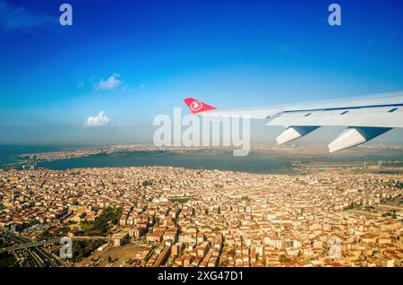 Turquie, Istanbul - 09-11-2014, vue de la ville d'Istanbul depuis une fenêtre d'avion Turkish Airlines Banque D'Images