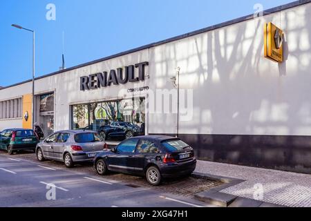 Vila Nova de Famalicao, Portugal - 23 décembre 2023 : salle d'exposition de la concession automobile Confiauto représentant le constructeur automobile Renault. Confiauto est Banque D'Images