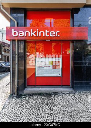 Vila Nova de Famalicao, Portugal - 23 décembre 2023 : Agence bancaire Bankinter avec logo, symbole ou emblème de la banque Bankinter. Bankinter est une banque privée Banque D'Images