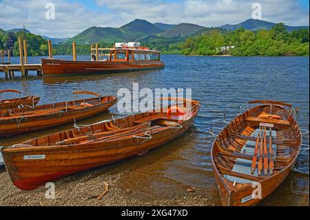 Bateaux à rames en bois sur la rive de Derwentwater dans le Lake District anglais Banque D'Images