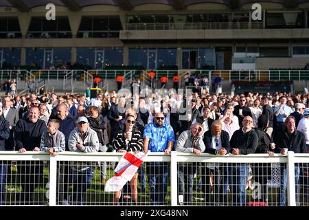 Les supporters anglais à Sandown Park, Esher, lors d'une projection de l'UEFA Euro 2024, match de demi-finale, entre l'Angleterre et la Suisse. Date de la photo : samedi 6 juillet 2024. Voir PA Story SOCCER England. Le crédit photo devrait se lire : Zac Goodwin/PA Wire. RESTRICTIONS : utilisation sujette à restrictions. Utilisation éditoriale uniquement, aucune utilisation commerciale sans le consentement préalable du titulaire des droits. Banque D'Images