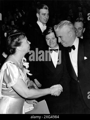 La première dame MRS ELEANOR ROOSEVELT serre la main de CHARLIE CHAPLIN tandis que MICKEY ROONEY regarde derrière lui le fils du président FRANKLIN ROOSEVELT Jr. À Constitution Hall, Washington D.C. pour l'investiture du président pour son 3ème mandat le 20 janvier 1941 Banque D'Images