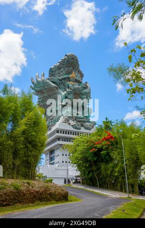 La statue de Lord Wishnu sur fond d'un ciel bleu nuageux au parc culturel Garuda Wisnu Kencana à Bali, Indonésie Banque D'Images