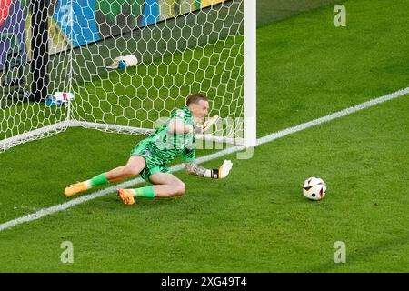 Le gardien de but anglais Jordan Pickford sauve le penalty du Suisse Manuel Akanji (non représenté) lors du tir de pénalité lors du match quart de finale de l'UEFA Euro 2024, à la Dusseldorf Arena, en Allemagne. Date de la photo : samedi 6 juillet 2024. Banque D'Images