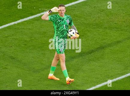 Le gardien de but anglais Jordan Pickford célèbre après avoir sauvé le penalty du Suisse Manuel Akanji (non représenté) lors du match de quart de finale de l'UEFA Euro 2024 à la Dusseldorf Arena, en Allemagne. Date de la photo : samedi 6 juillet 2024. Banque D'Images