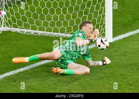 Le gardien de but anglais Jordan Pickford sauve le penalty du Suisse Manuel Akanji (non représenté) lors du tir de pénalité lors du match quart de finale de l'UEFA Euro 2024, à la Dusseldorf Arena, en Allemagne. Date de la photo : samedi 6 juillet 2024. Banque D'Images