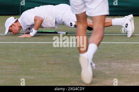 Londres, Royaume-Uni. 06 juillet 2024. Le belge Joran Vliegen fait face au sol lors d'un match de tennis en double entre la paire belge Gille-Vliegen et la paire anglo-néerlandaise Glasspool - Rojer, au deuxième tour de la compétition de double masculin du tournoi de grand chelem de Wimbledon 2024 au All England Tennis Club, dans le sud-ouest de Londres, en Grande-Bretagne, samedi 06 juillet 2024. BELGA PHOTO BENOIT DOPPAGNE crédit : Belga News Agency/Alamy Live News Banque D'Images