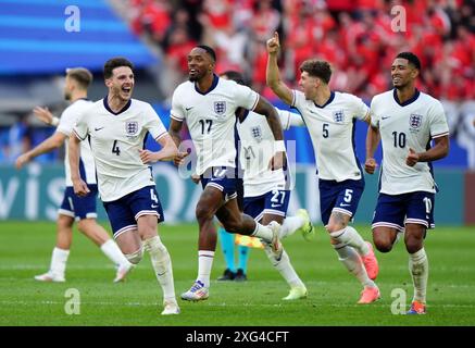 (De gauche à droite) les Anglais Declan Rice, Ivan Toney, John Stones et Jude Bellingham célèbrent leur victoire lors du match quart de finale de l'UEFA Euro 2024 à la Dusseldorf Arena, en Allemagne. Date de la photo : samedi 6 juillet 2024. Banque D'Images