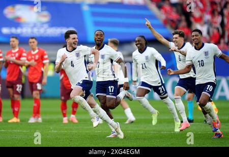 (De gauche à droite) les Anglais Declan Rice, Ivan Toney, Eberechi Eze, John Stones et Jude Bellingham célèbrent leur victoire lors de l'UEFA Euro 2024, quart de finale à la Dusseldorf Arena, en Allemagne. Date de la photo : samedi 6 juillet 2024. Banque D'Images