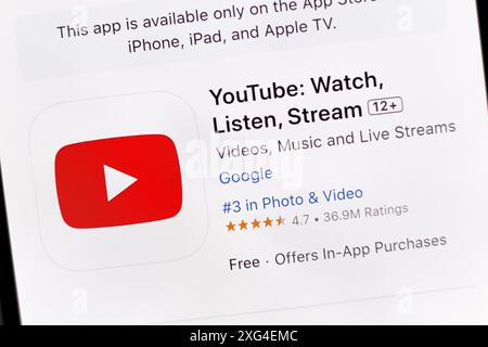 Dans cette illustration photo, l'application YouTube est visible sur la page de téléchargement de l'Apple Store sur l'écran du smartphone. Banque D'Images