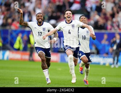 Les Anglais Ivan Toney (à gauche) et Declan Rice célèbrent la victoire de leur équipe lors de l’UEFA Euro 2024, quart de finale à la Dusseldorf Arena, en Allemagne. Date de la photo : samedi 6 juillet 2024. Banque D'Images