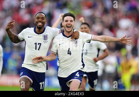 Les Anglais Ivan Toney (à gauche) et Declan Rice célèbrent la victoire de leur équipe lors de l’UEFA Euro 2024, quart de finale à la Dusseldorf Arena, en Allemagne. Date de la photo : samedi 6 juillet 2024. Banque D'Images