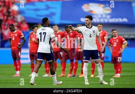 L'Anglais Ivan Toney (à gauche) est félicité par Declan Rice après avoir marqué son penalty lors de l'UEFA Euro 2024, quart de finale à la Dusseldorf Arena, en Allemagne. Date de la photo : samedi 6 juillet 2024. Banque D'Images