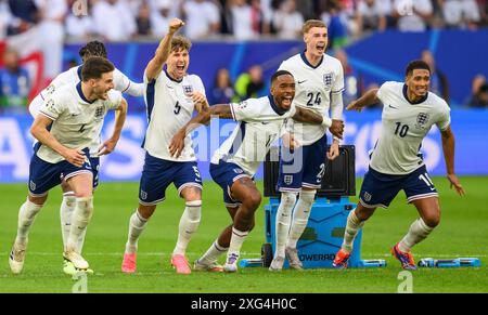 Düsseldorf, Allemagne. 6 juillet, 2024.Düsseldorf, Allemagne. 6 juillet 2024. 06 juil. 2024 - Angleterre v Suisse - Championnats de l'UEFA Euro 2024 - quart de finale - Düsseldorf. Les joueurs anglais célèbrent leur victoire au tir de pénalité contre la Suisse. Image : Mark pain / Alamy Live News Banque D'Images