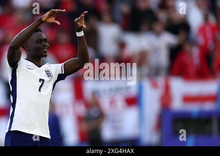 Dusseldorf, Allemagne. 06 juillet 2024. L'Anglais Bukayo Saka célèbre la fin du match de quart de finale de l'UEFA Euro 2024 entre l'Angleterre et la Suisse à l'Arena Dusseldorf le 6 juillet 2024 à Dusseldorf, Allemagne. Crédit : Marco Canoniero/Alamy Live News Banque D'Images