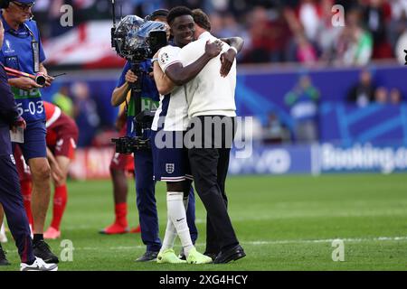 Dusseldorf, Allemagne. 06 juillet 2024. Bukayo Saka et Gareth Southgate, entraîneur-chef de l'Angleterre, célèbrent la fin du match de quart de finale de l'UEFA Euro 2024 entre l'Angleterre et la Suisse à l'Arena Dusseldorf le 6 juillet 2024 à Dusseldorf, Allemagne. Crédit : Marco Canoniero/Alamy Live News Banque D'Images