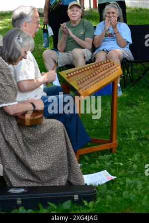 Les musiciens Steve et Jean Smith jouent des dulcimers pour un public lors d'un festival de musique au Carl Sandburg Home Historic site à Flat Rock, Caroline du Nord. Banque D'Images