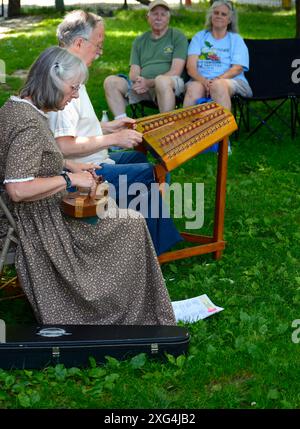 Les musiciens Steve et Jean Smith jouent des dulcimers pour un public lors d'un festival de musique au Carl Sandburg Home Historic site à Flat Rock, Caroline du Nord. Banque D'Images